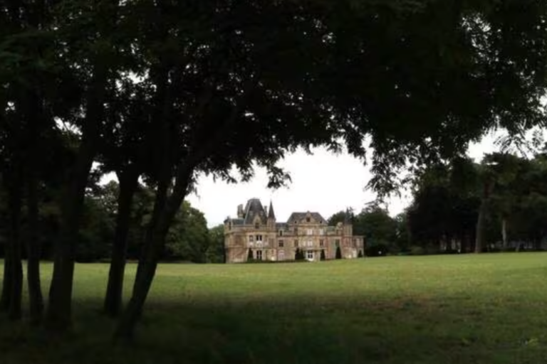 Le parc du château de Beauregard, à Hérouville-Saint-Clair, se transformera en piste en herbe pour un concours hippique. | ARCHIVES OUEST-FRANCE